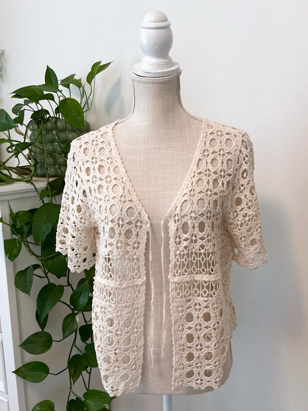 Ultra Pink | Cream Crochet Open-Front Short Sleeve Sweater size Medium